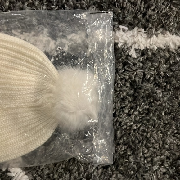 🤍🤍VICTORIA’S SECRET BEANIE 🤍🤍 - Picture 3 of 6